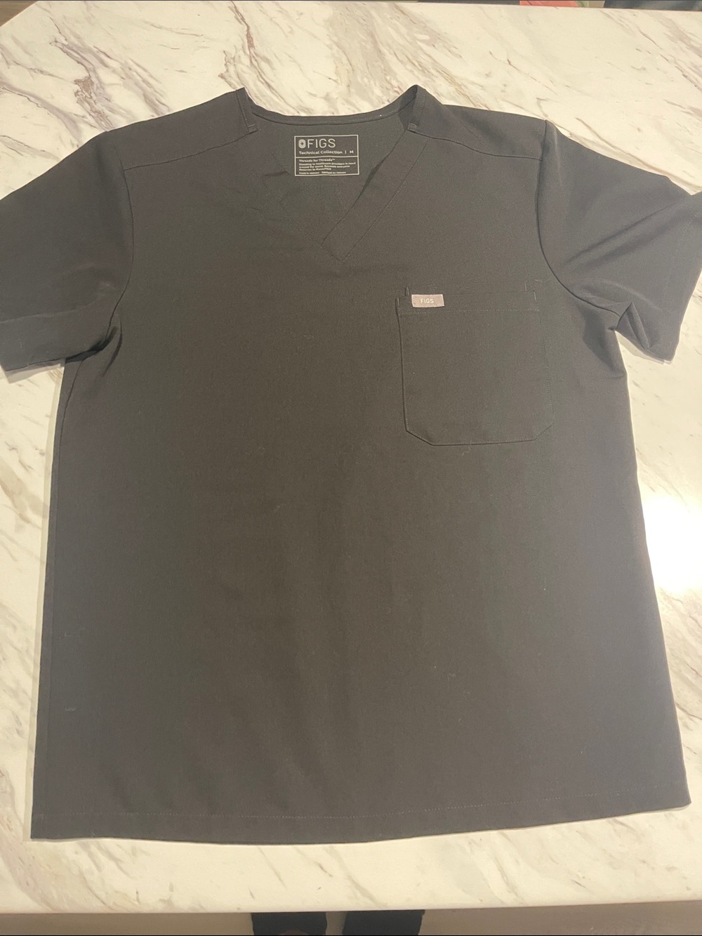 Figs Men’s Short-Sleeve V-Neck Pocket Tee — Black